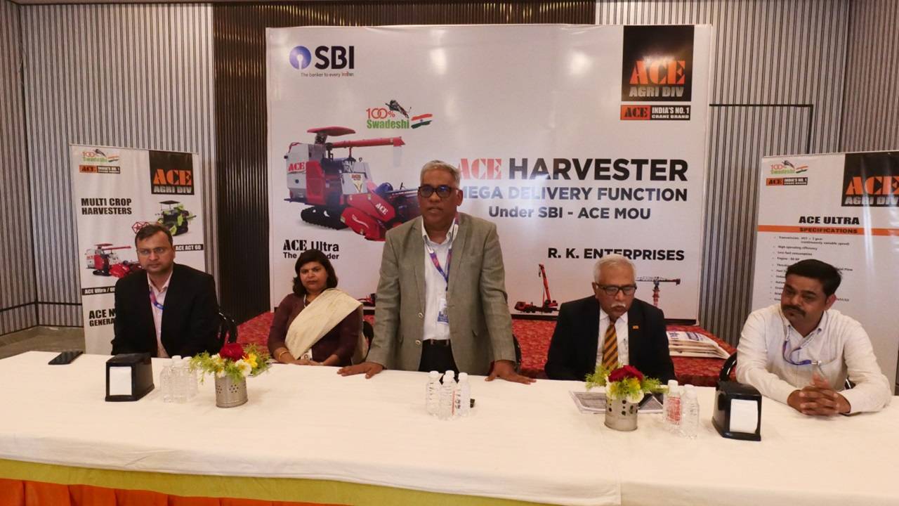 Mr. Rajeev Ratna Srivastava, Deputy General Manager (ABU & GSS) of the State Bank of India (SBI) addressing the gathering on the event.