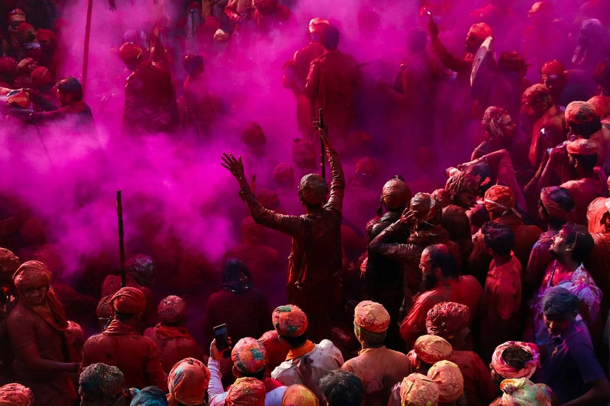 Happy Holi 2024: 50+ Heartwarming Wishes, Quotes, Messages, and Captions to Make Your Celebration Colorful and Memorable (Photo Source: Unsplash)