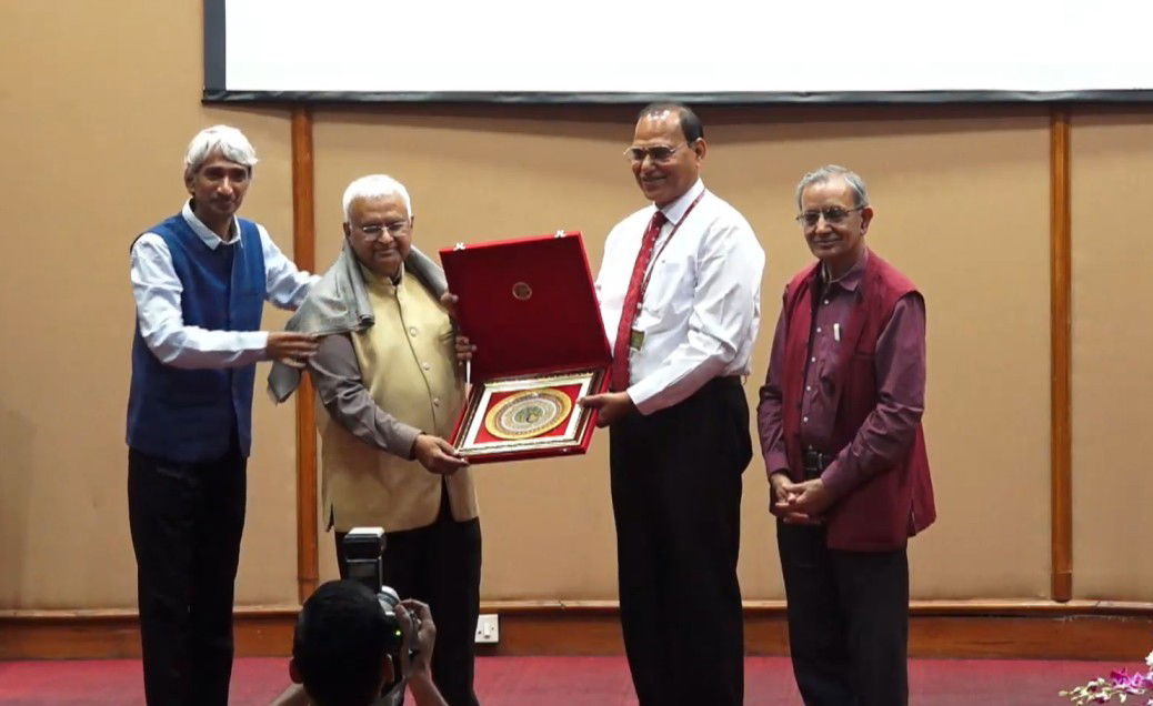 Dr. A.K. Singh gifted Dr. Sanjay Kumar a memento and shawl as a token of remembrance for the memorable occasion