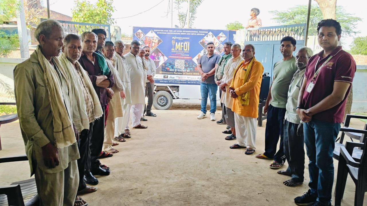 Krishi Jagran's team with farmers at the 'MFOI, VVIF Kisan Bharat Yatra'