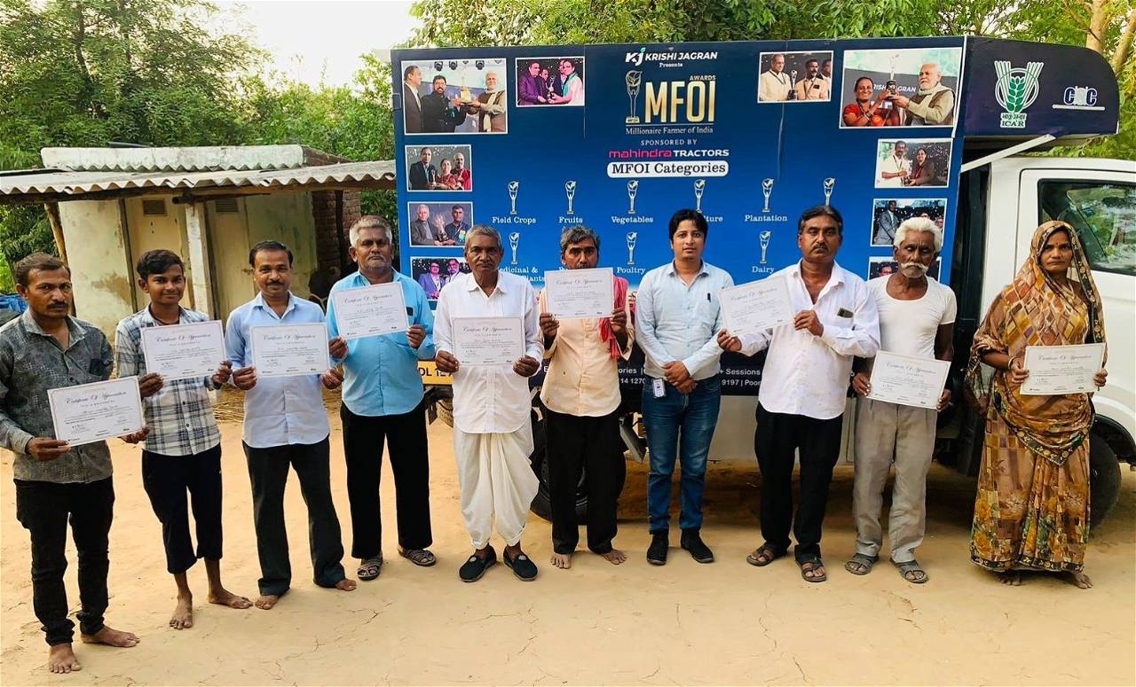 During the roadshow, Krishi Jagran team presented certificates of appreciation to progressive farmers, acknowledging their remarkable contributions to the agricultural sector