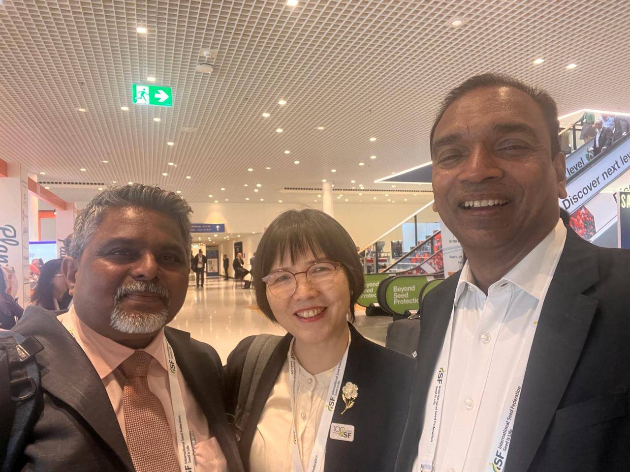 SEEDIN’ AFFAIRS! (L-R) Arthur Santosh Attavar, Vice President, ISF, standing next to a delegate, along with MC Dominic, Founder and Editor-in-Chief, Krishi Jagran