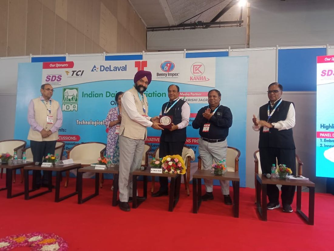 R.S. Sodhi, President of IDA felicitating Dr. Dheer Singh, Director & Vice-Chancellor of NDRI, Karnal