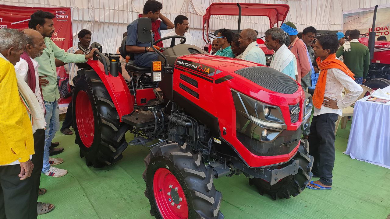 Farmers witnessing latest model of Mahindra Tractors