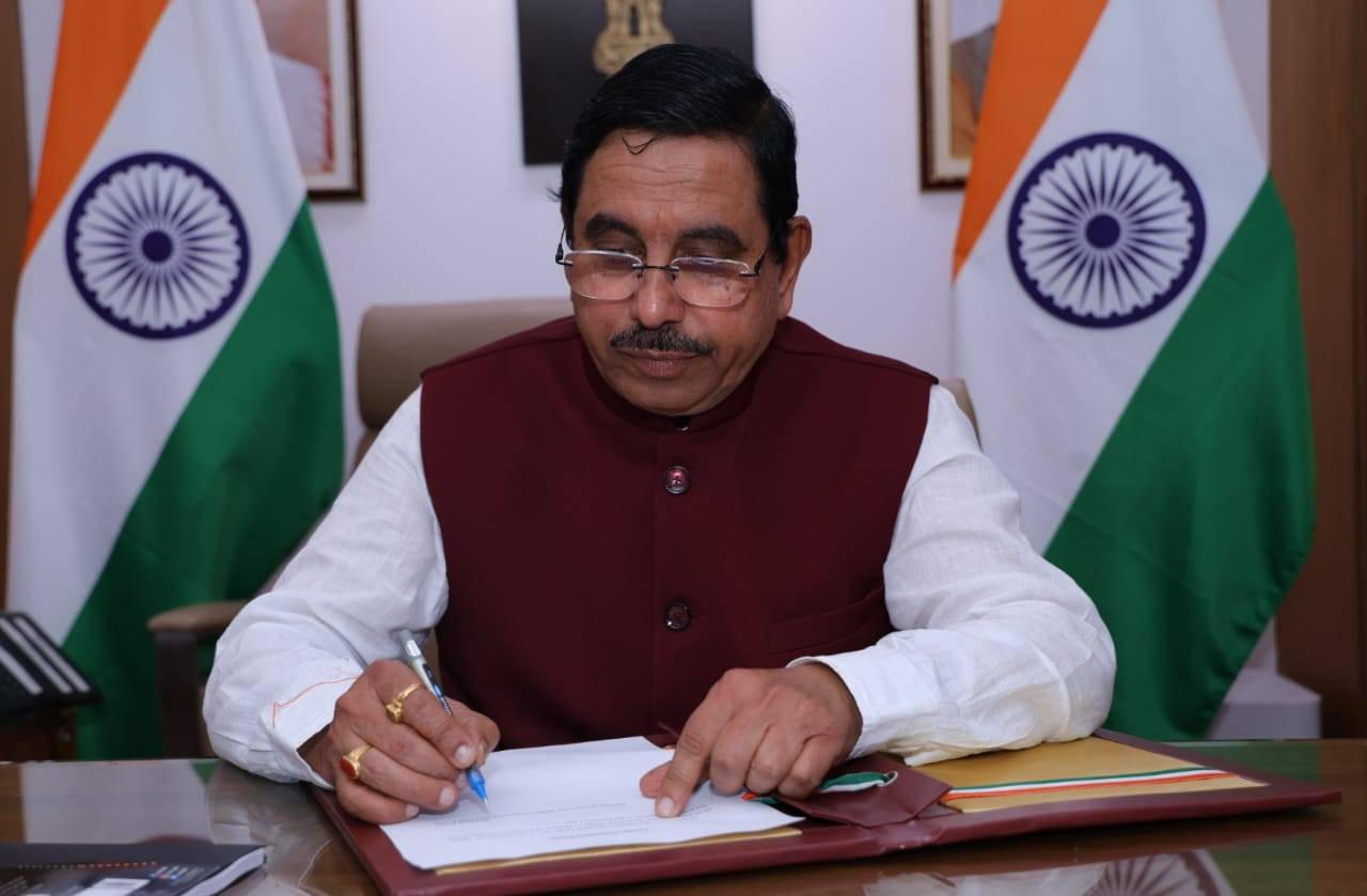 Pralhad Joshi Assumes Charge as Minister of Consumer Affairs, Food & Public Distribution (Photo Source: @JoshiPralhad/X)