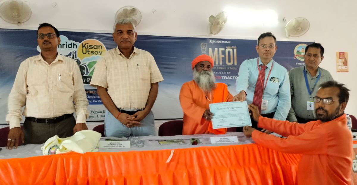 Certificate distribution to farmers at  'MFOI Samridh Kisan Utsav' in Gorakhpur, Uttar Pradesh