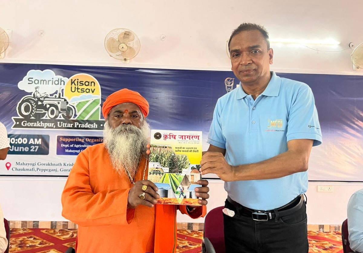 Yogi Kamal Nath, Pradhan Pujari of Shri Goraknath Mandir (Special Guest) along with MC Dominic, Founder & Editor-in-Chief of Krishi Jagran & Agriculture World