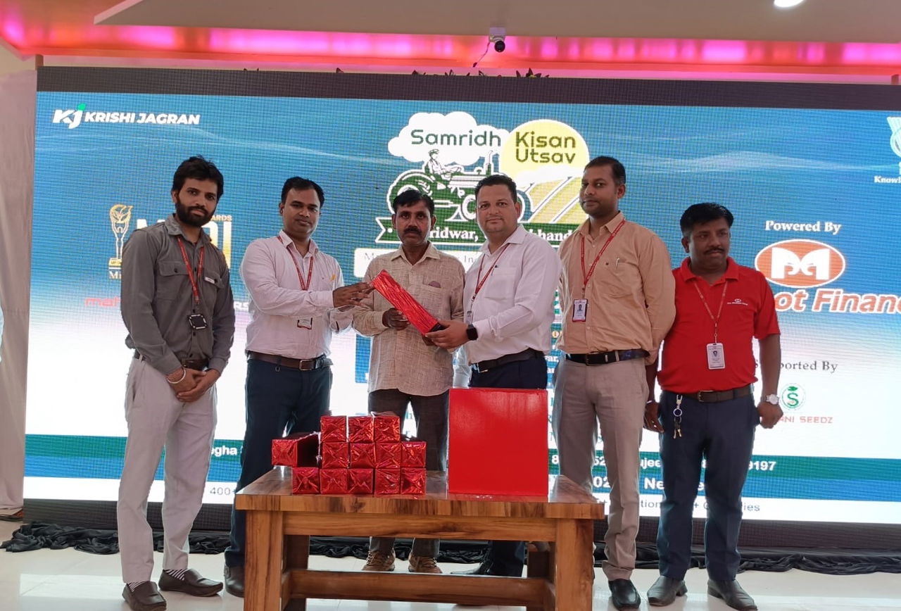 Muthoot Finance team distribution prizes to the Quiz winners