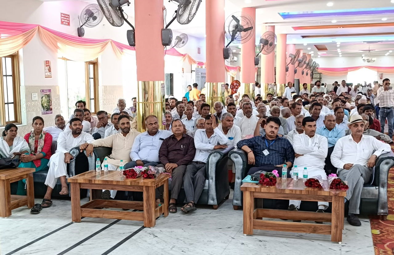 Guests along with other participants at MFOI Samridh Kisan Utsav' in Haridwar, Uttarakhand