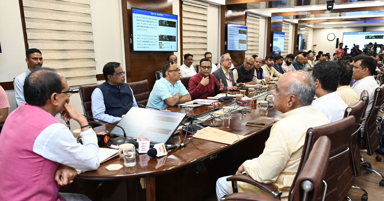 Union Agriculture Minister Shivraj Singh Chouhan along with other officials