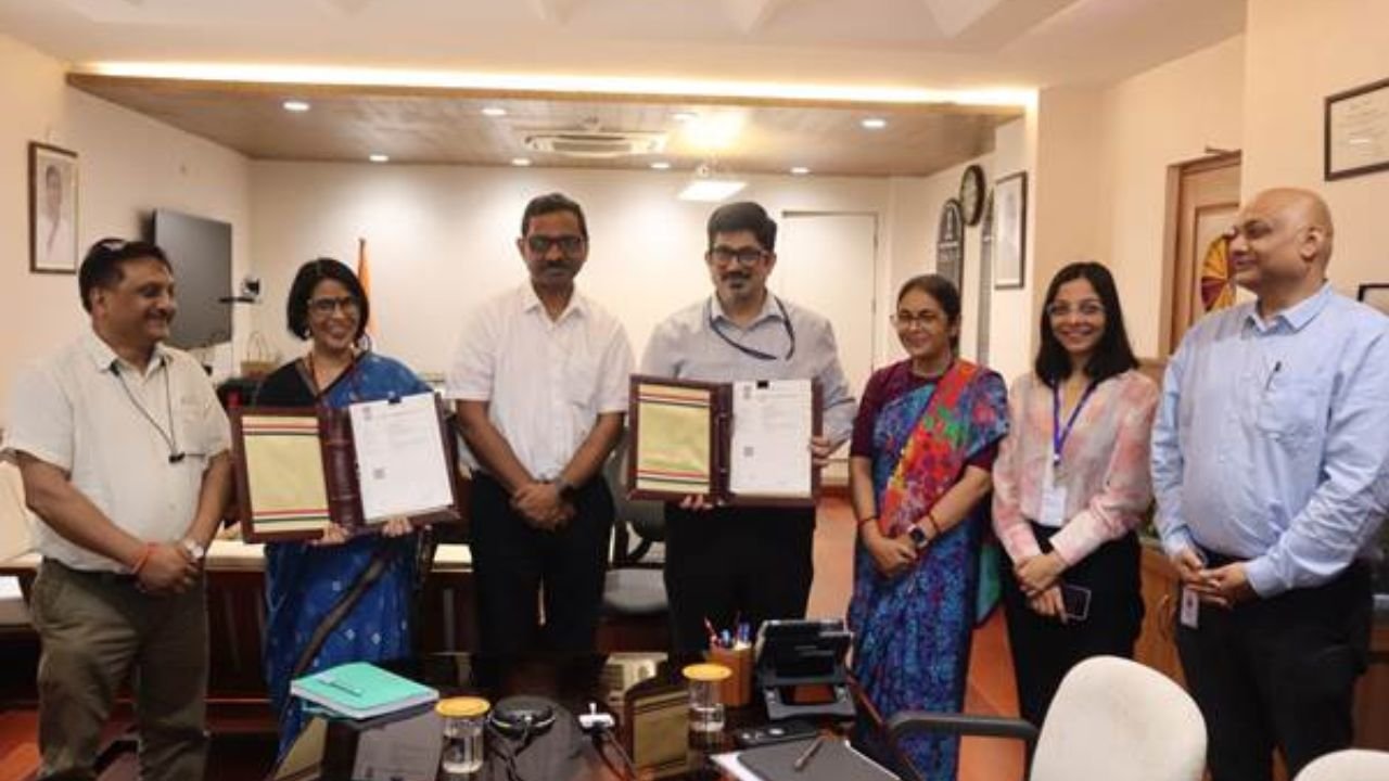 Rural Development Ministry Inks Pact with CESL to Facilitate Green Mobility for SHG Women (Photo Source: PIB)