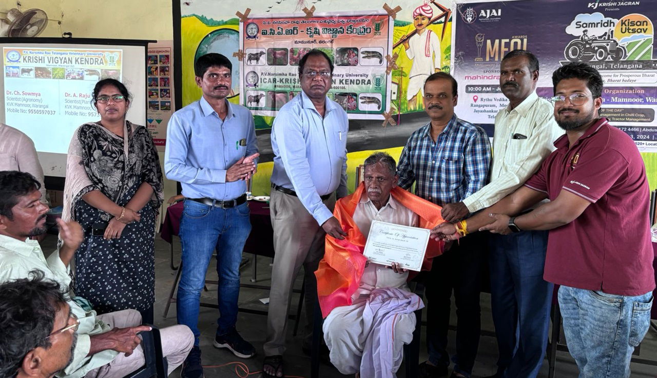 Progressive farmers Awarded with Certificate at MFOI Samridh Kisan Utsav in Warangal, Telangana.