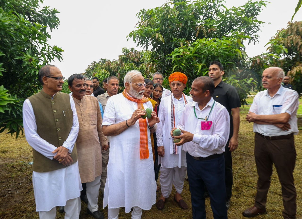 Prime Minister Modi discussing about the newly developed variety of mango by ICAR